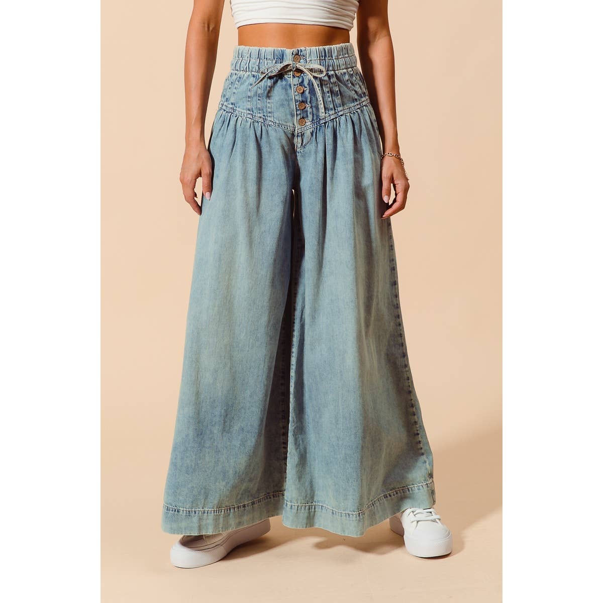 WIDE LEG JEANS WITH BUTTON CLOSURE WITH DRAWSTRING