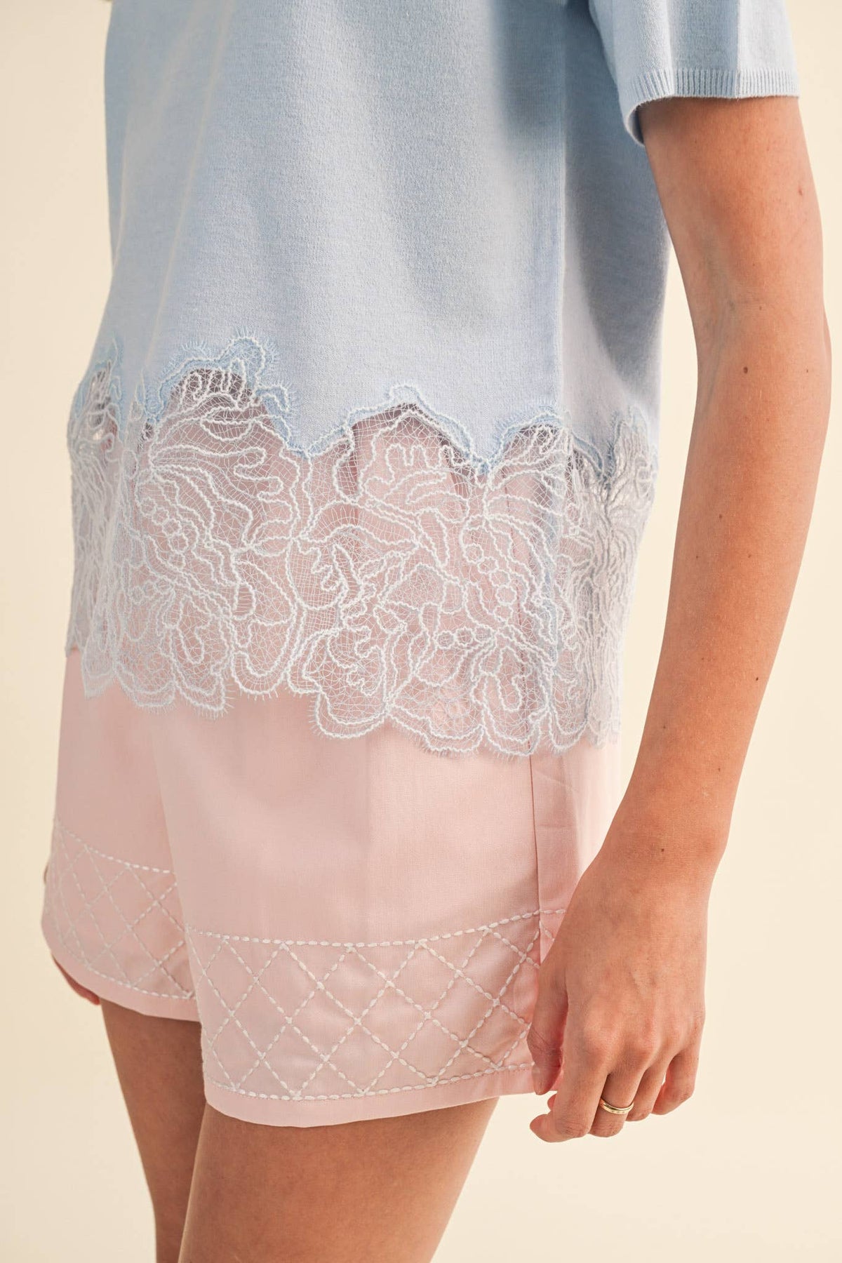 LACE TRIM ROUND NECK SHORT SLEEVE SWEATER TOP