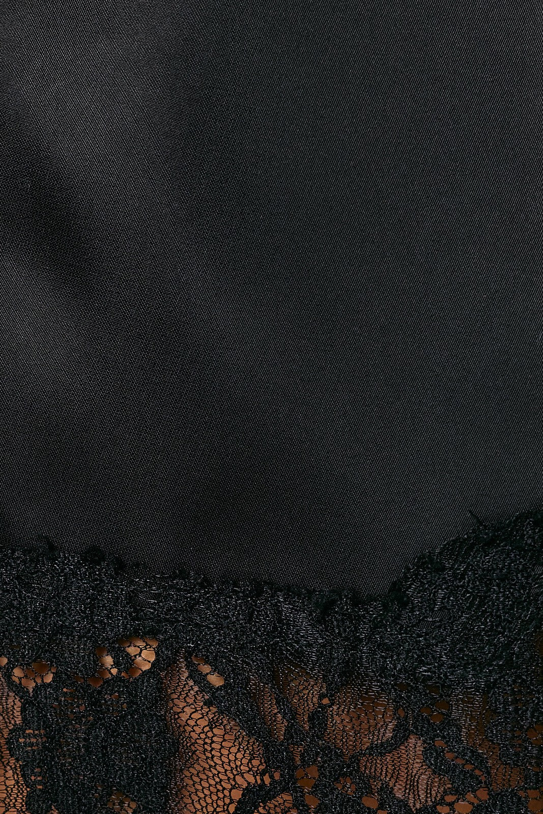 LACE TRIM SATIN SHORT