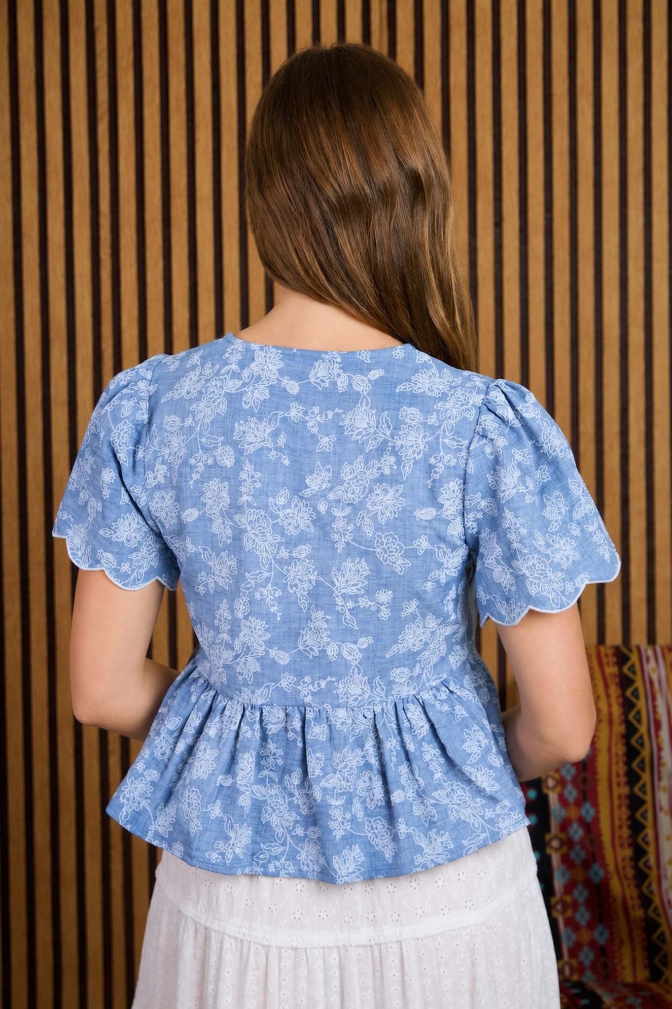 FLORAL FRONT TIE SCALLOPED PEPLUM TOP – Apricot Lane