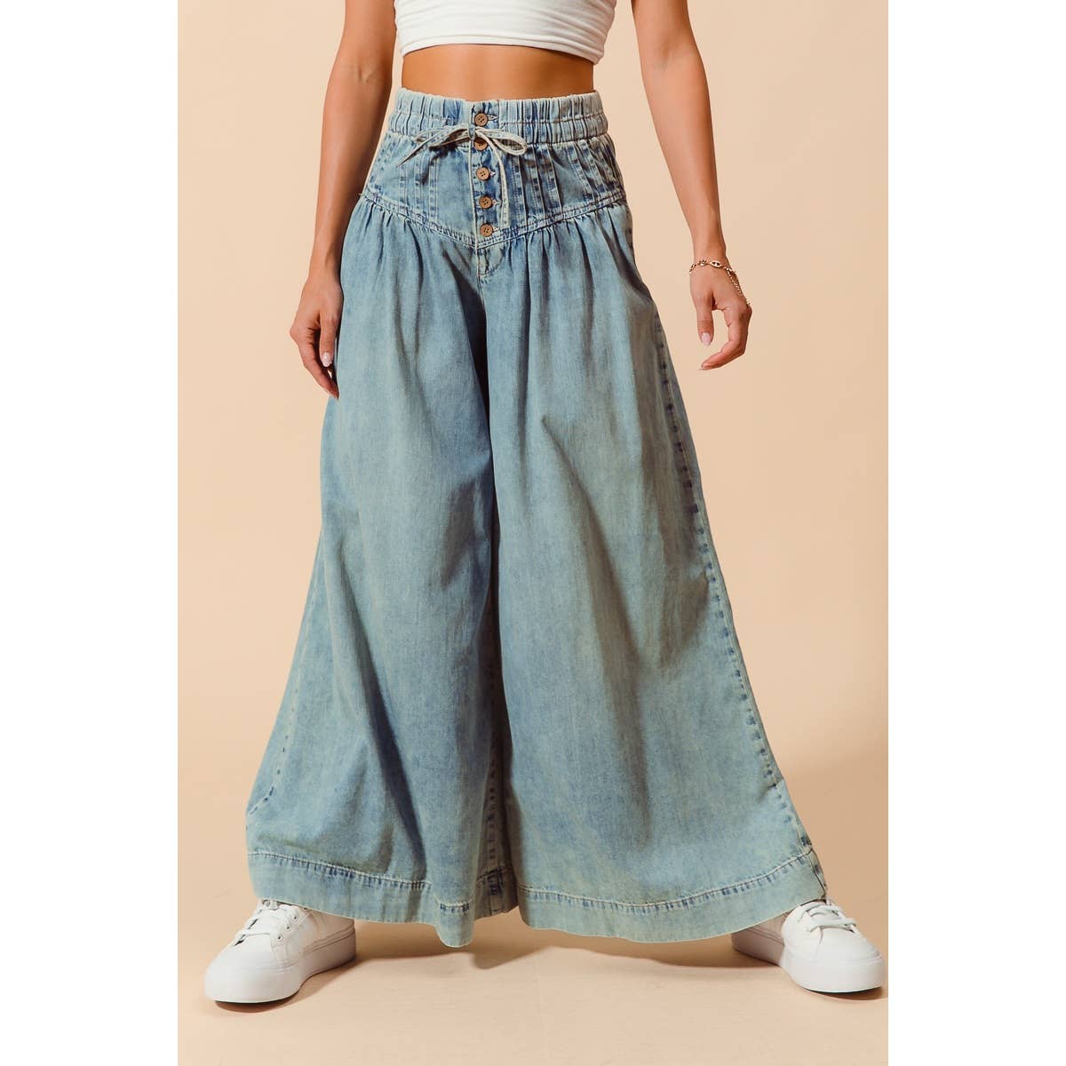 WIDE LEG JEANS WITH BUTTON CLOSURE WITH DRAWSTRING