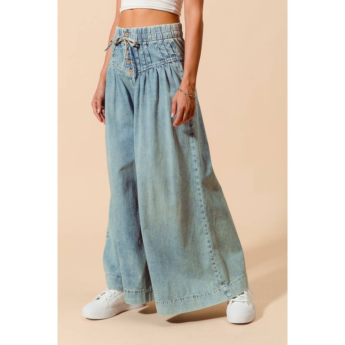 WIDE LEG JEANS WITH BUTTON CLOSURE WITH DRAWSTRING