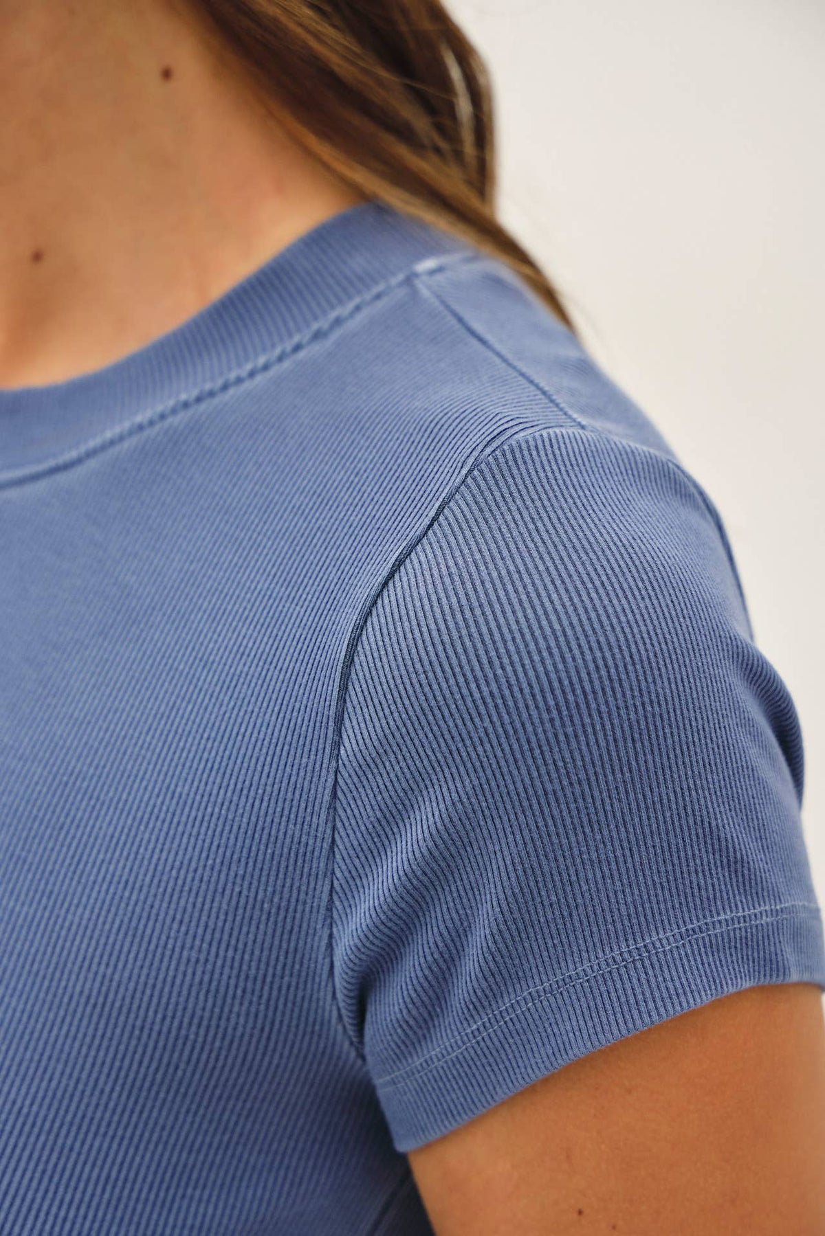 GARMENT DYE RIBBED CREW NECK TOP