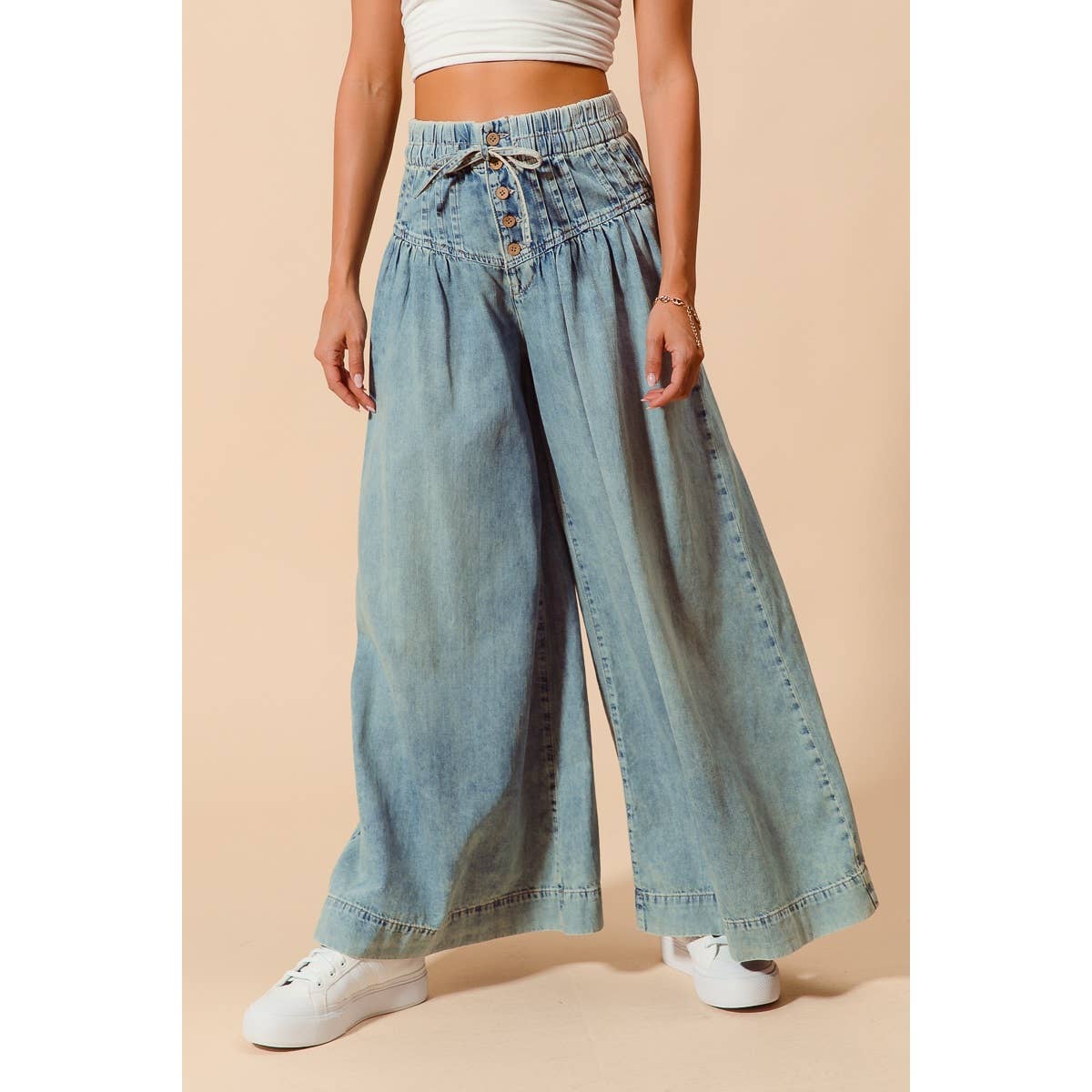 WIDE LEG JEANS WITH BUTTON CLOSURE WITH DRAWSTRING