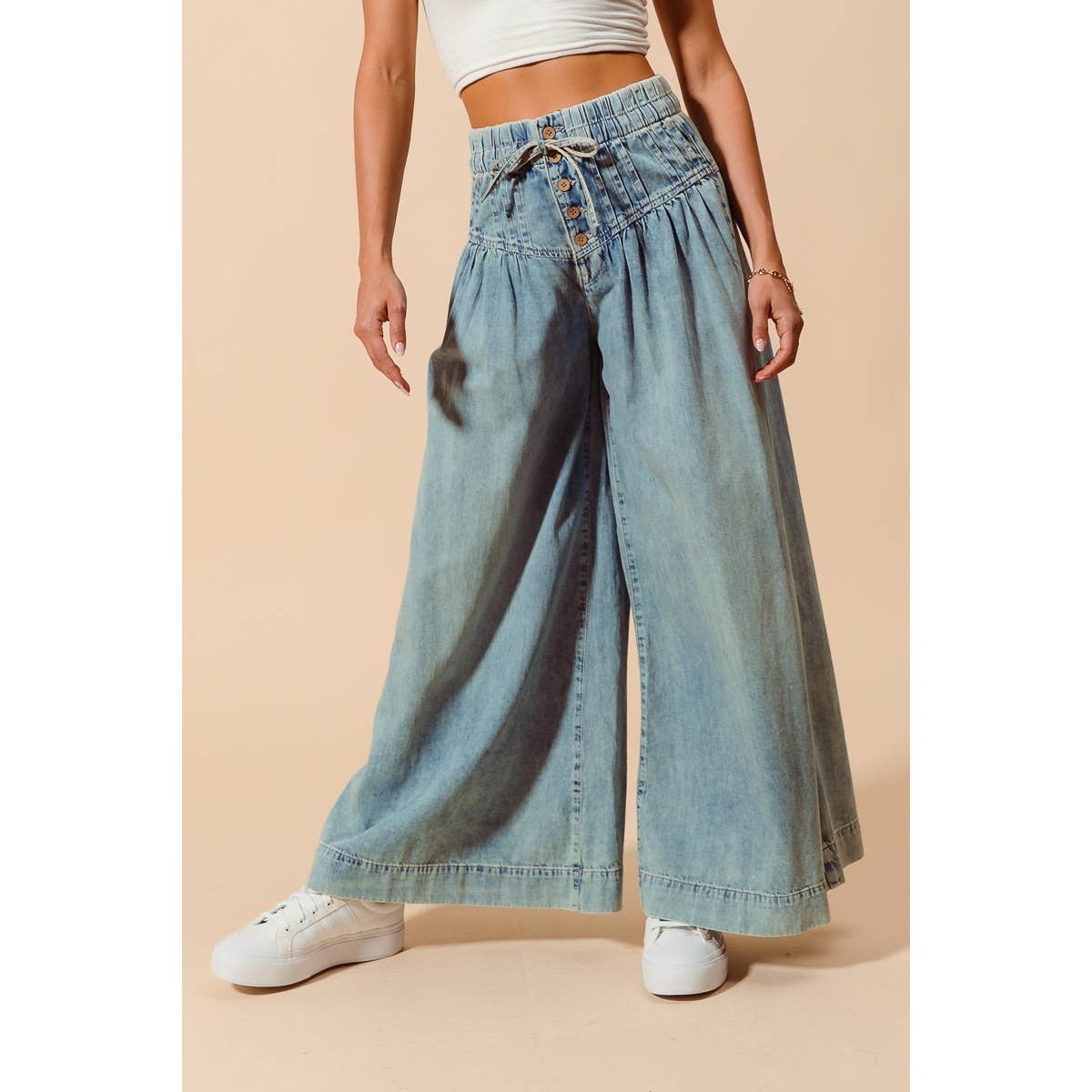WIDE LEG JEANS WITH BUTTON CLOSURE WITH DRAWSTRING
